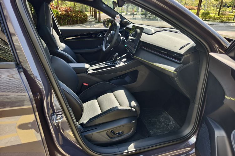 领克03 2025款 2.0TD DCT冠军版Pro中控内饰7004