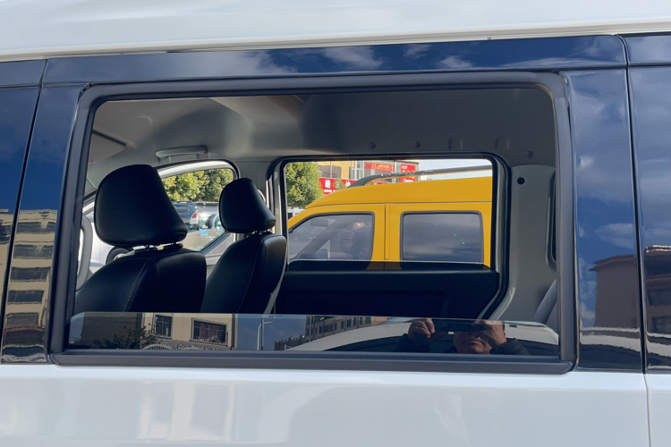 金杯 金海狮 2021款 1.5L 客车旅行狮中央空调版 9座局部细节9002