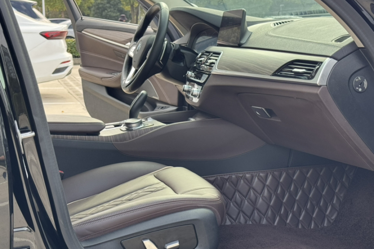 宝马5系 2019款 改款 530Li 领先型 豪华套装中控内饰7005