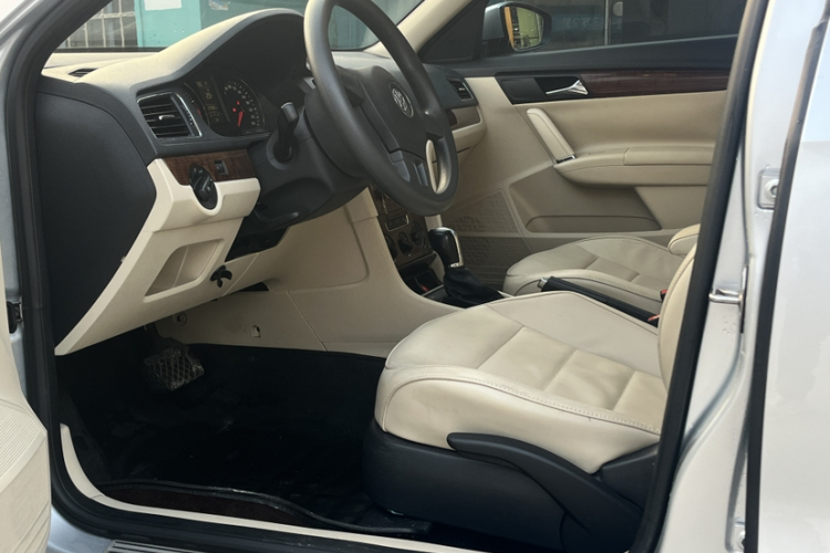 大众 朗逸 2013款 改款 1.4TSI DSG舒适版中控内饰7002