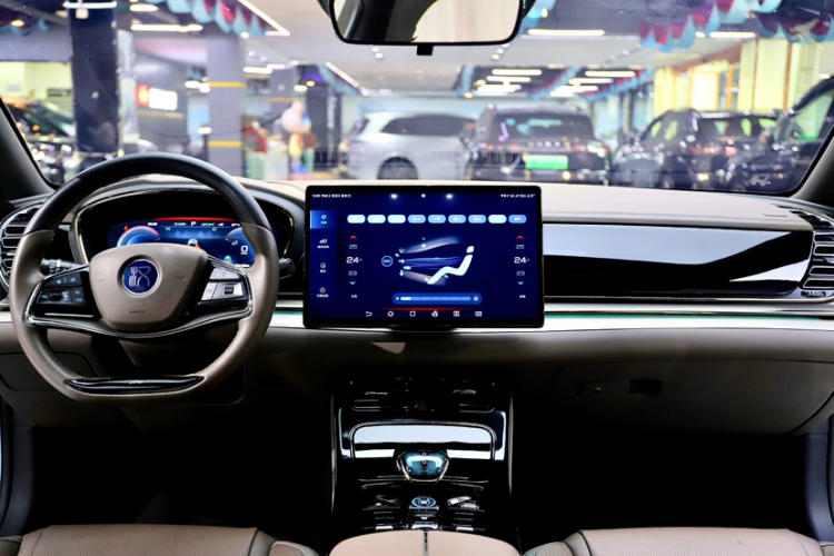 比亚迪 汉 2023款 EV 冠军版 506KM前驱尊贵型中控内饰7011