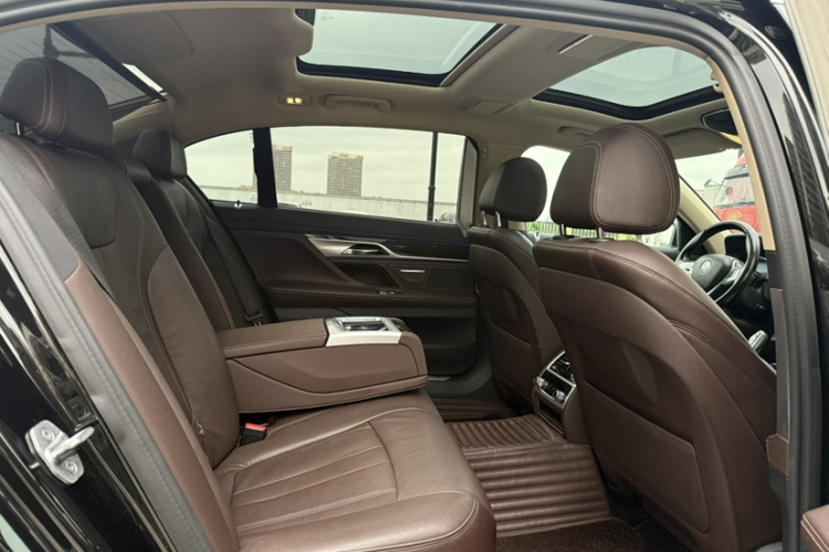 宝马7系 2017款 730Li 领先型中控内饰7010