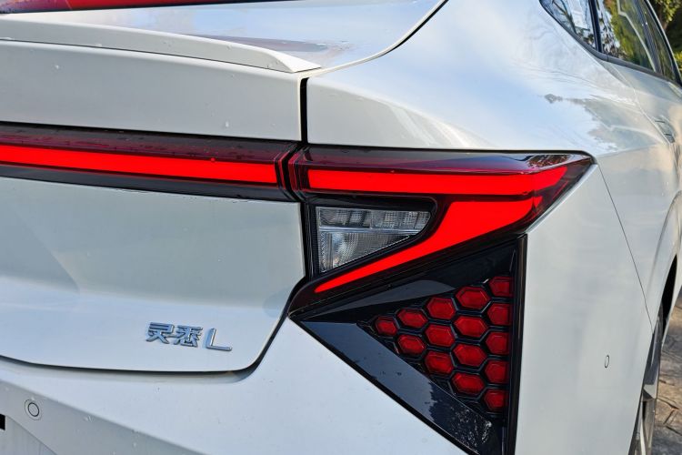 灵悉L 2025款 头号玩家版+超级加倍选装包车身外观6007