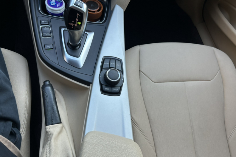 宝马3系 2015款 320i 超悦版时尚型中控内饰7003