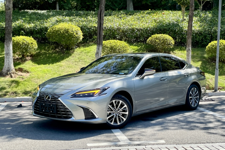 雷克萨斯ES 2025款 300h 臻享版车身外观1