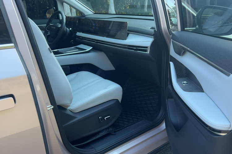 上汽大通MAXUS 大通G70 2024款 2.0T 自动旗舰版 7座局部细节41