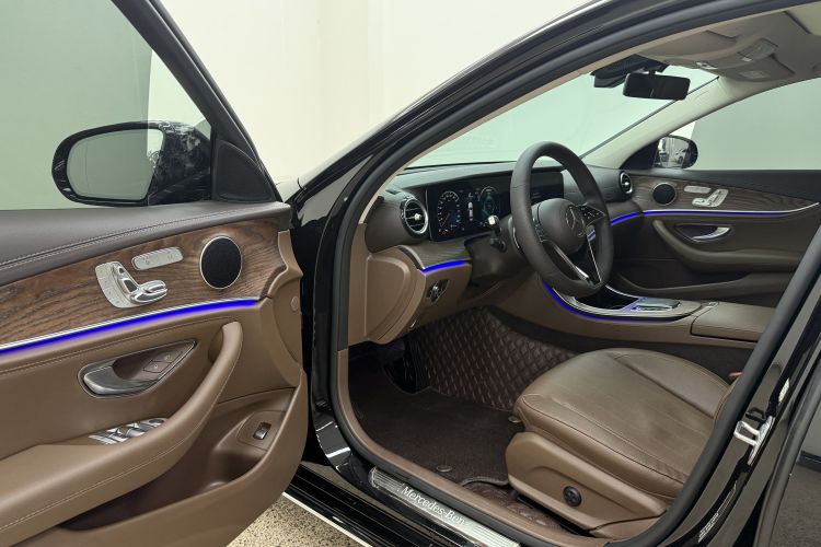 奔驰E级 2023款 改款 E 300 L 时尚型中控内饰7003