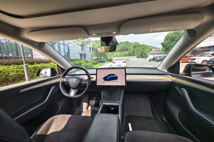 特斯拉 Model Y 2022款 长续航全轮驱动版中控内饰7003