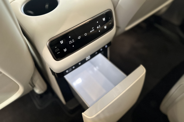 理想汽车 理想i8 2025款 标准版中控内饰7006