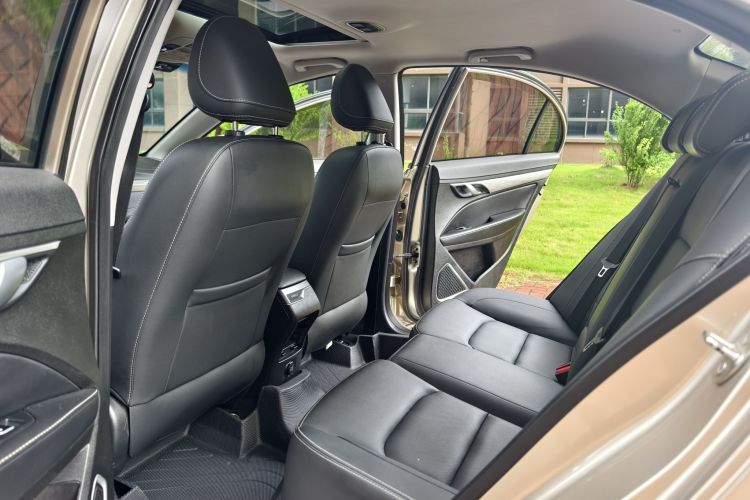 吉利汽车 帝豪 2019款 领军版 1.5L CVT向上互联型 国VI中控内饰7003