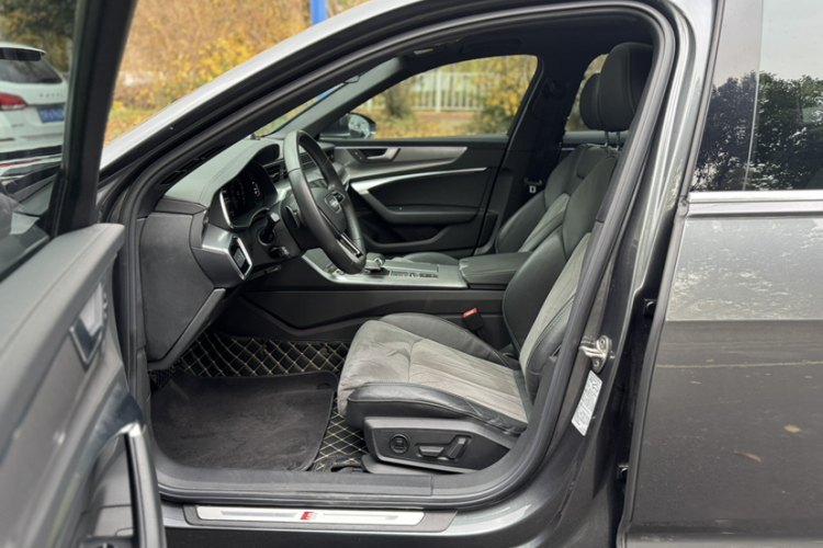 奥迪A6L 2022款 45 TFSI 臻选动感型中控内饰7010