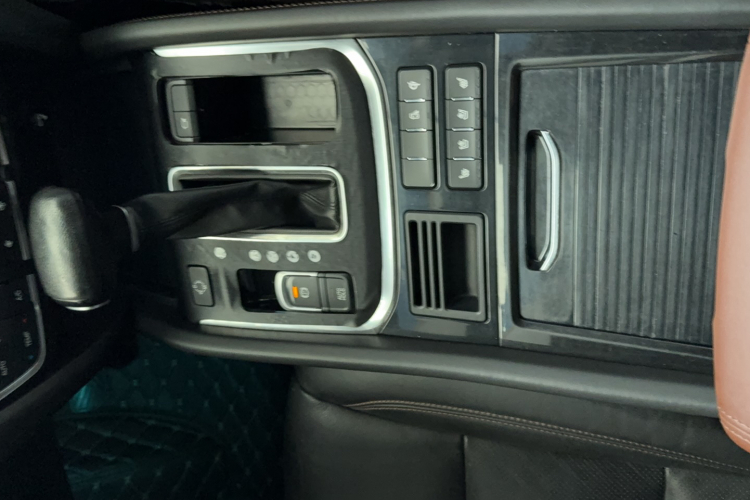 广汽传祺 传祺GS8 2017款 320T 两驱豪华智联版（七座）局部细节18