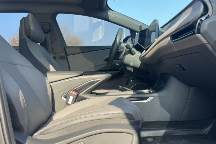 红旗EH7 2025款 640 四驱 智选版局部细节41