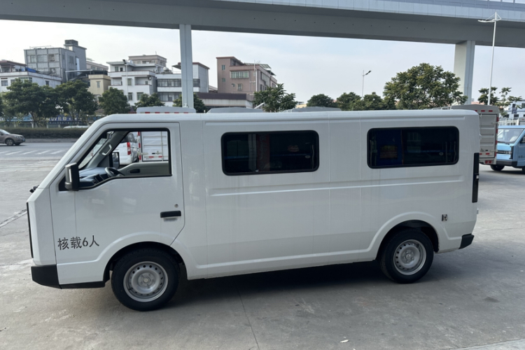 SRM鑫源新能源E3L 2025款 宁德41.86Kwh 305KM 实用型客车车身外观6006