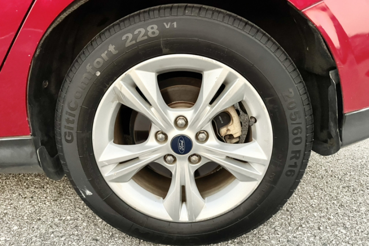 福特 福克斯 2012款 两厢 1.6L 自动风尚型车身外观6004