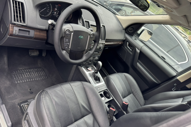 路虎 神行者2 2013款 2.2T SD4 SE柴油版中控内饰7005