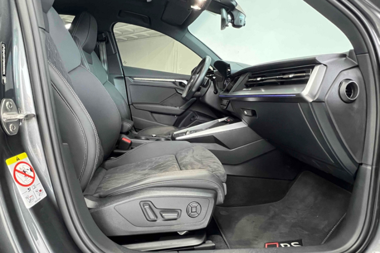 奥迪A3 2024款 A3L Limousine 35 TFSI RS套件燃速型中控内饰7007