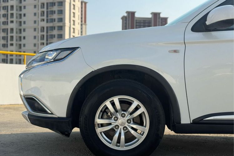 三菱 欧蓝德 2016款 2.0L 两驱风尚版 5座车身外观6006