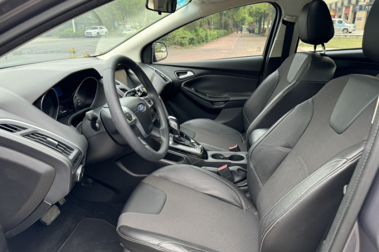 福特 福克斯 2012款 三厢 1.6L 自动风尚型中控内饰7002