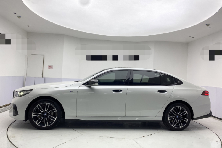 宝马5系 2025款 530Li 领先型 M运动套装车身外观6001