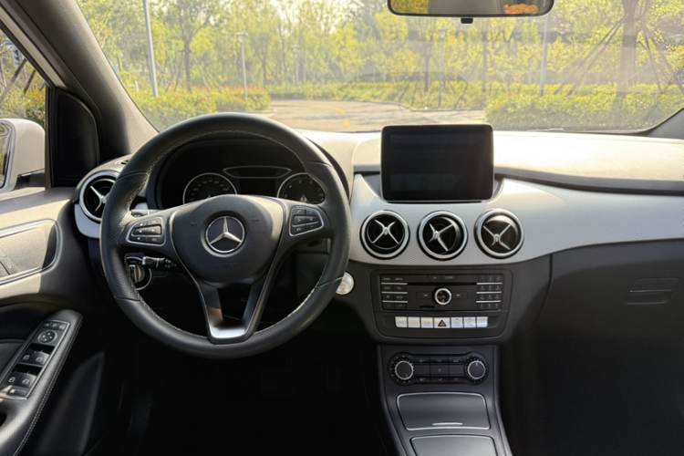 奔驰B级 2017款 B 200 动感型中控内饰7014