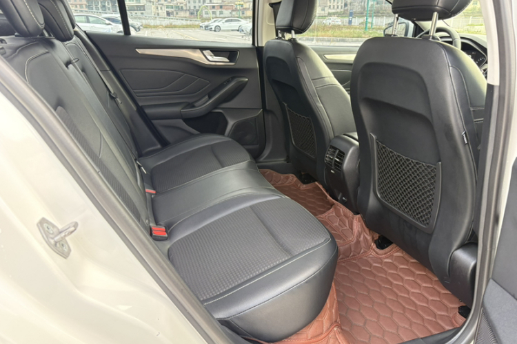 福特 福克斯 2019款 三厢 EcoBoost 180 自动锋潮型中控内饰7002