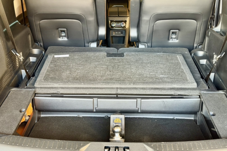 福特 探险者 2024款 2.3T EcoBoost 昆仑巅峰版 6座中控内饰7004