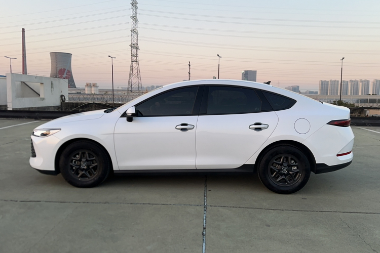 比亚迪 秦PLUS 2025款 DM-i 智驾版 55KM领先型车身外观6008