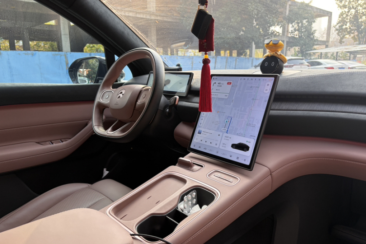 蔚来EC6 2024款 75kWh中控内饰7001