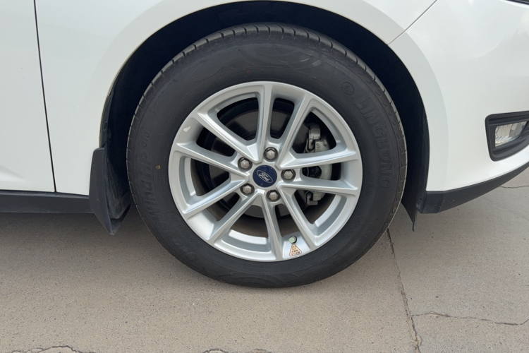 福特 福克斯 2018款 两厢经典 1.6L 自动风尚型智行版车身外观6003