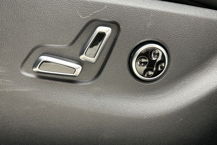 北京BJ40 2020款 2.0T 自动四驱城市猎人版侠客型中控内饰7001