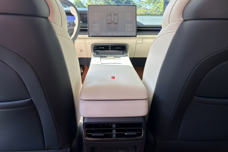 领克07 2024款 EM-P 126长续航 Ultra中控内饰7015