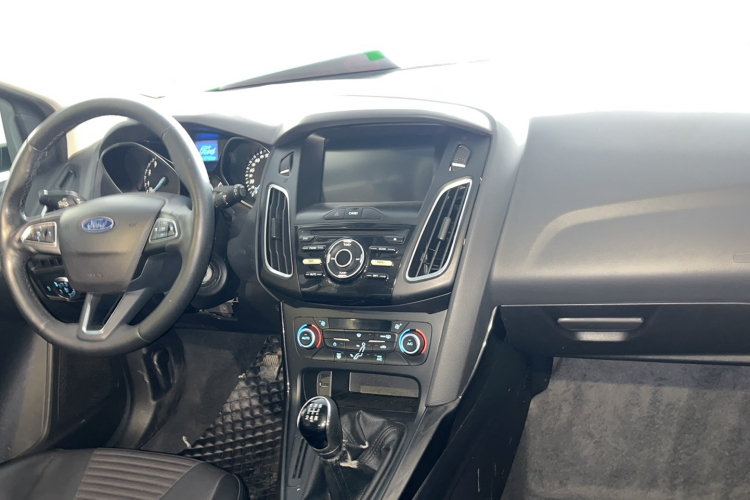 福特 福克斯 2017款 两厢 1.6L 手动风尚型智行版中控内饰7003