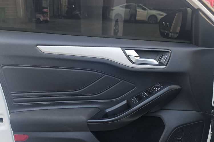 福特 福克斯 2019款 三厢 1.5L 手动锋跃型 国V中控内饰7004