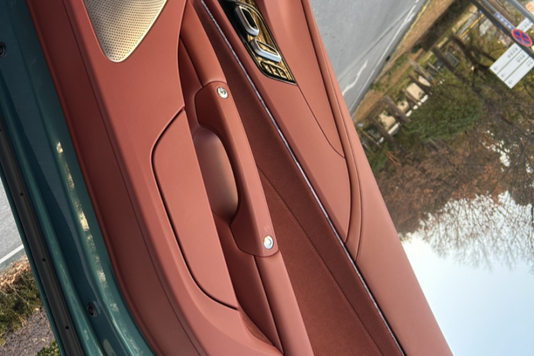 名爵 MG Cyberster 2026款 520km 传奇四驱版中控内饰7012