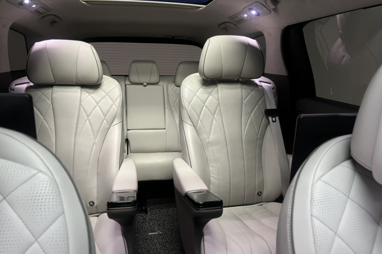 腾势D9 2022款 DM-i 970 四驱旗舰型中控内饰7001