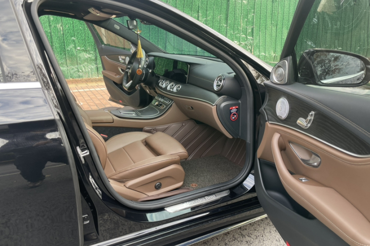 奔驰E级 2022款 改款 E 260 L 运动型中控内饰7003