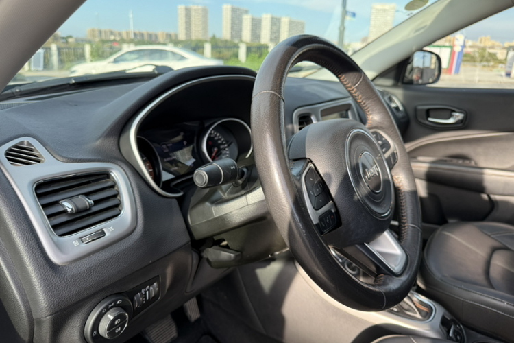 Jeep 指南者 2017款 200T 自动家享四驱版中控内饰7001