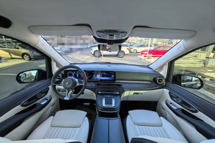 奔驰V级 2024款 V 300 L 长轴距尊贵版中控内饰7015