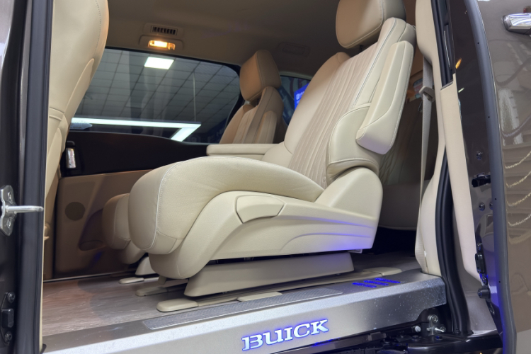 别克GL8 2023款 改款 陆上公务舱 豪华型中控内饰7001