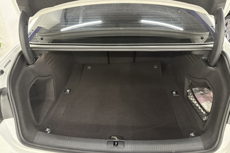 奥迪A4L 2018款 30周年年型 40 TFSI 进取型局部细节9003