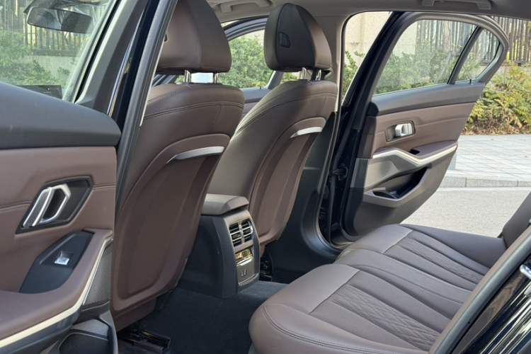 宝马3系 2024款 325Li M运动套装中控内饰7004