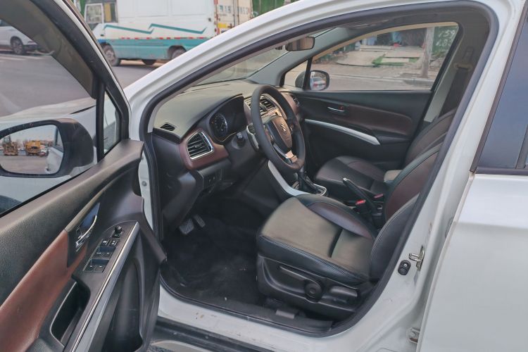 铃木 骁途 2017款 1.6L CVT两驱都市进取型中控内饰7001