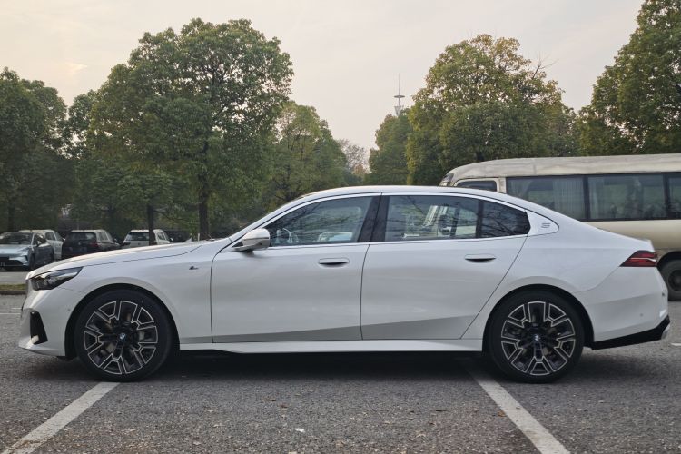 宝马5系 2024款 530Li 尊享型 M运动套装车身外观6002