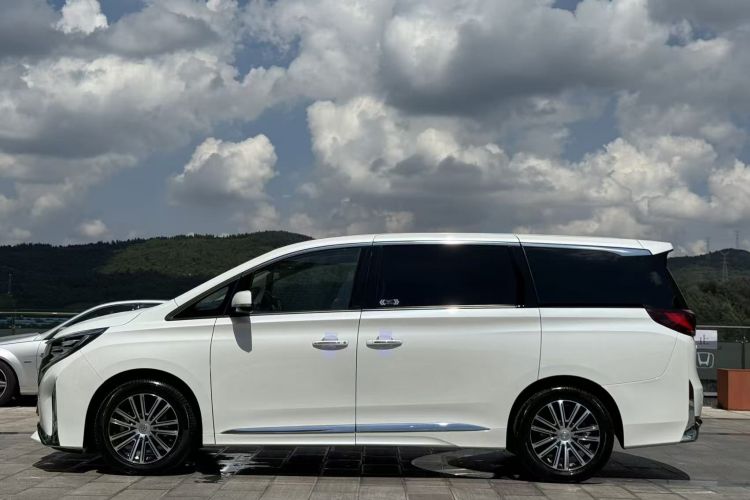 广汽传祺 传祺M8 2021款 领秀系列 390T 尊贵版车身外观6003