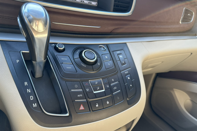 别克GL8 2018款 28T 豪华型 国VI中控内饰7008