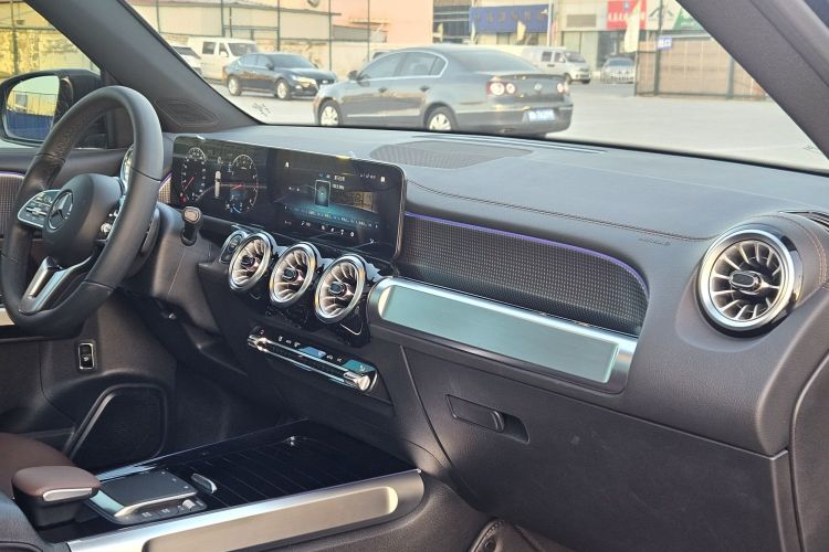 奔驰GLB 2023款 GLB 220 动感型中控内饰7010