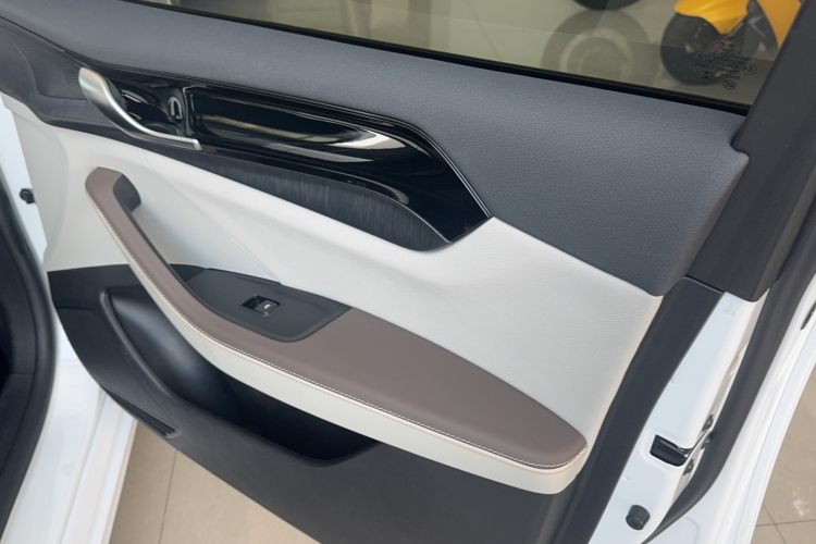 比亚迪 秦PLUS 2024款 荣耀版 DM-i 55KM领先型局部细节9009