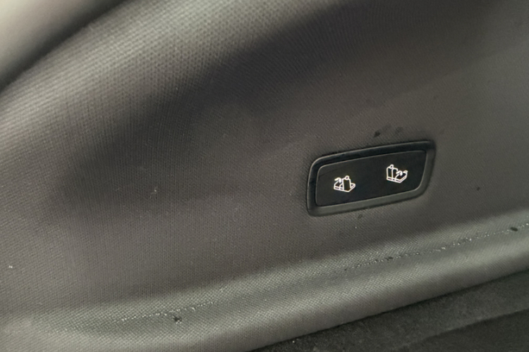 特斯拉 Model Y 2025款 改款 长续航全轮驱动版中控内饰7001