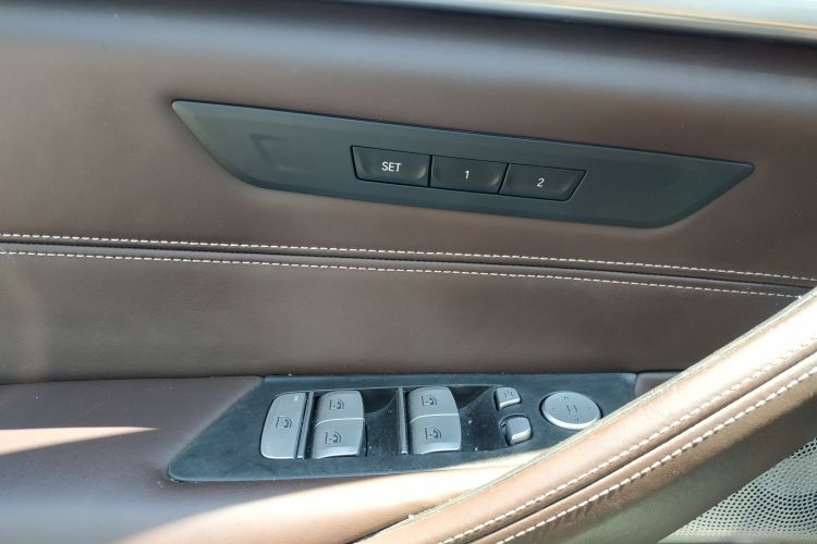 宝马5系 2018款 530Li 领先型 豪华套装局部细节9004